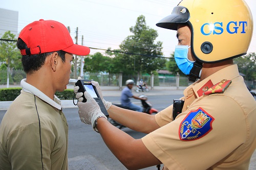 The traffic police are checking the alcohol levels of vehicles on the road.