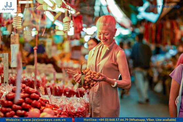 visitor and bonbon fruit