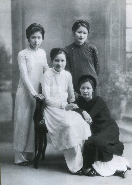 The women's traditional dress "Áo dài" during the 1930s-1940s.