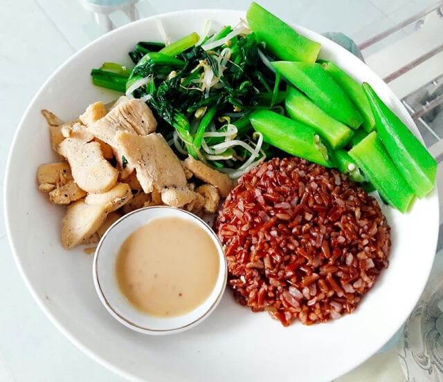 Brown rice with a healthy meal including meat and vegetables