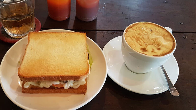 You can enjoy egg coffee while eating a Vietnamese-style protein sandwich or bread.