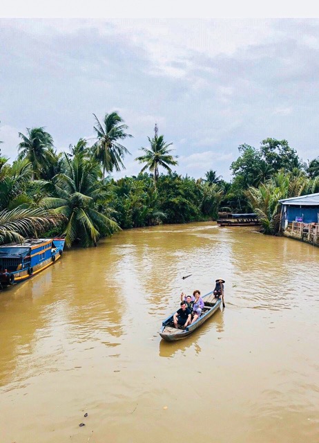 Joy Journeys tourists are currently experiencing a boat trip on the Mekong River in My Tho.