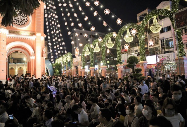 The Christmas atmosphere in Ho Chi Minh City at the cathedral is very cool and pleasant during this season