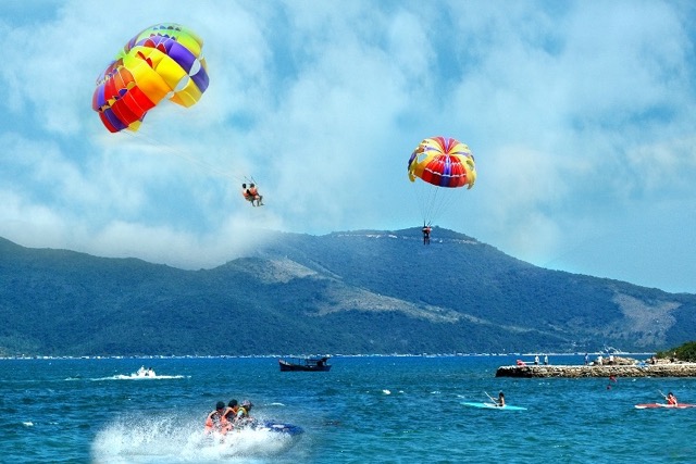 There are plenty of thrilling activities that you can explore at the beaches of Da Nang