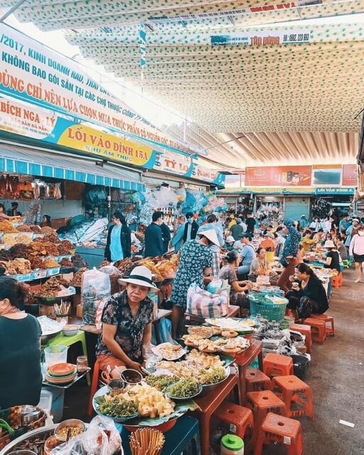 Con Market's food area in Da Nang