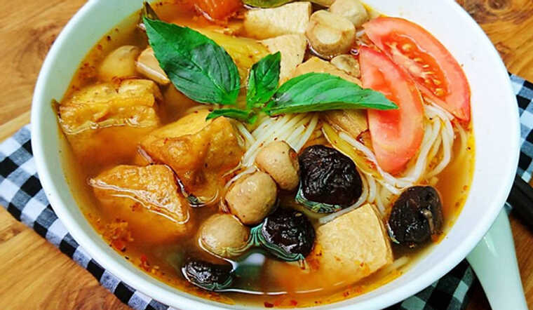 Vietnamese Vegan Noodles With Tofu and Mushrooms