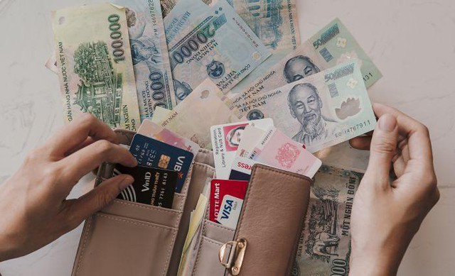 Cash And Credit Card Is Must-Have Items In Your Vietnam Packing List