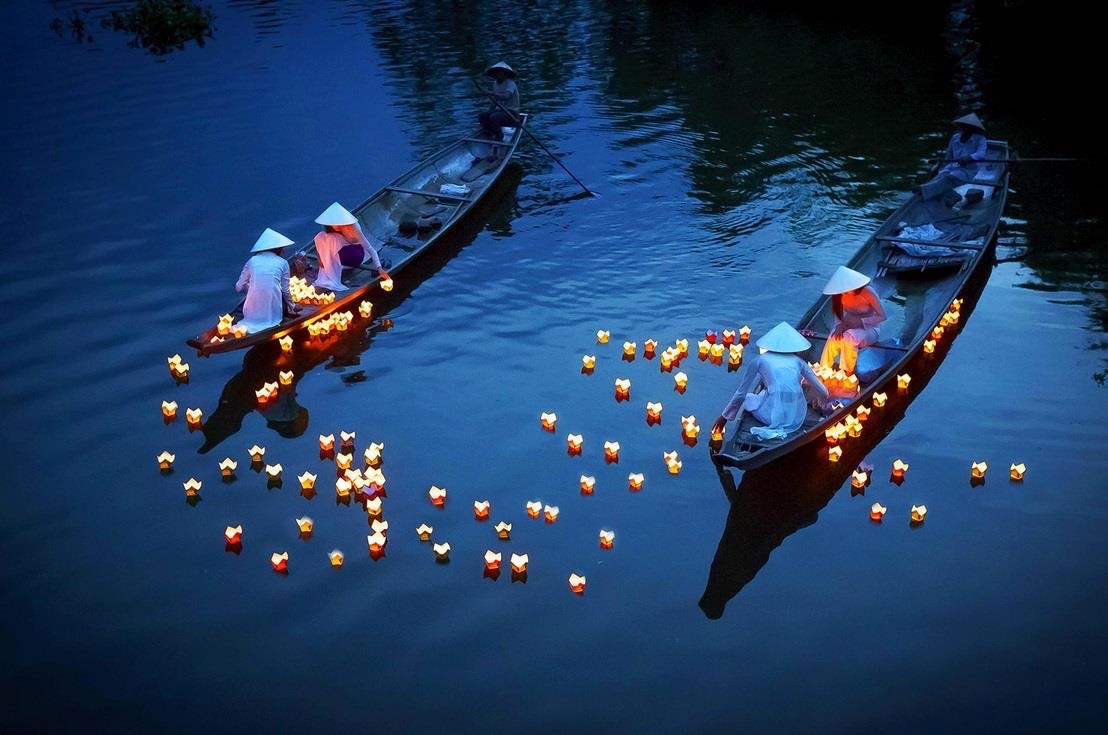 Dropping Water Lanterns on River In Hoi An