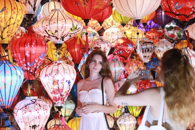 Hoi An Attracts Many Tourists for the Lantern Festival
