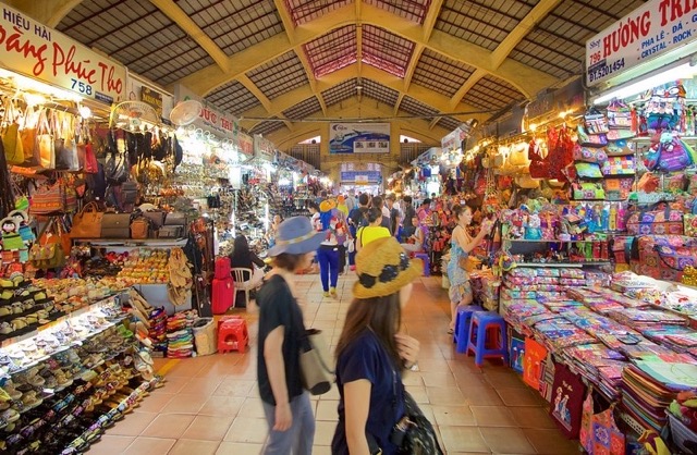 Vietnamese Crafts and Souvenirs Shops in Ben Thanh Market 