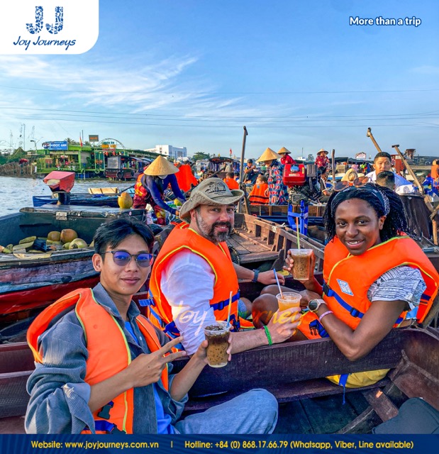 Enjoying dishes on the floating market is one of the must-try experiences in the Mekong Delta