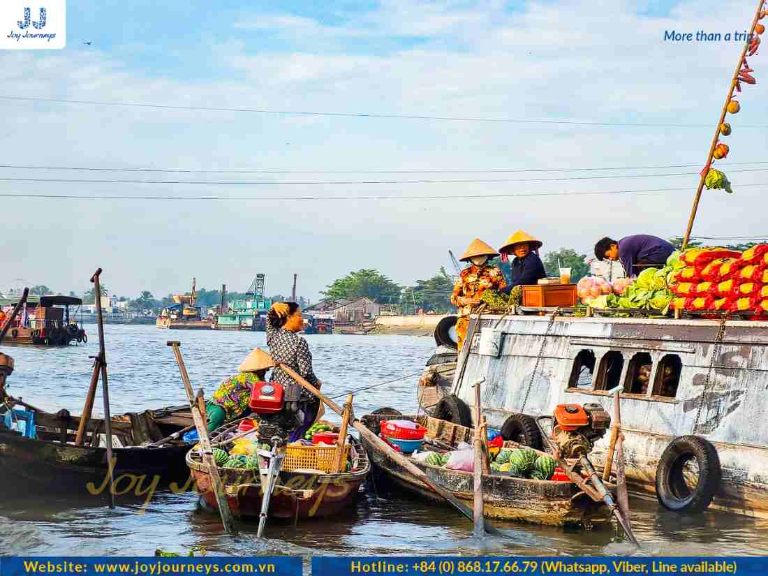 Floating markets are highlights that cannot be missed during a trip to the Mekong Delta