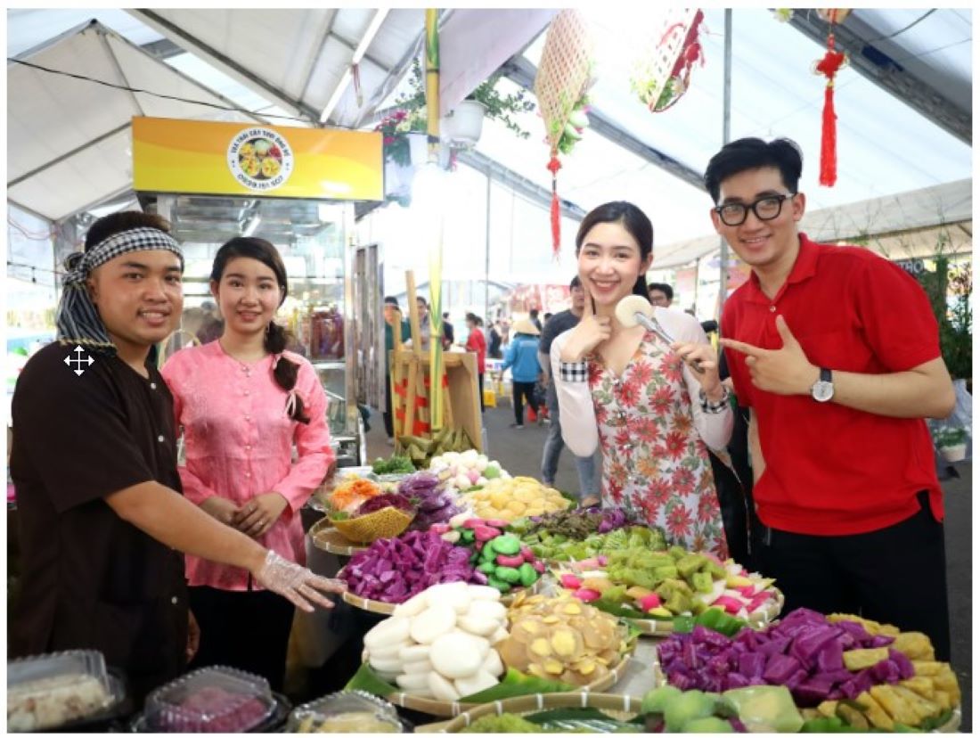 The Southern Folk Cake Festival is one of the national cultural events held annually in Can Tho City. This festival aims to introduce and promote the typical folk cakes of the Southern region to people all over the country. It is an opportunity for everyone to learn and experience the unique culinary culture of the South.The Southern Folk Cake Festival - an attraction in Mekong Delta tour 