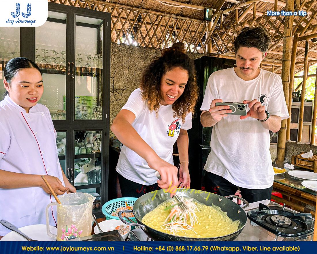 Visitors can make delicious and attractive "Banh xeo" by themselves