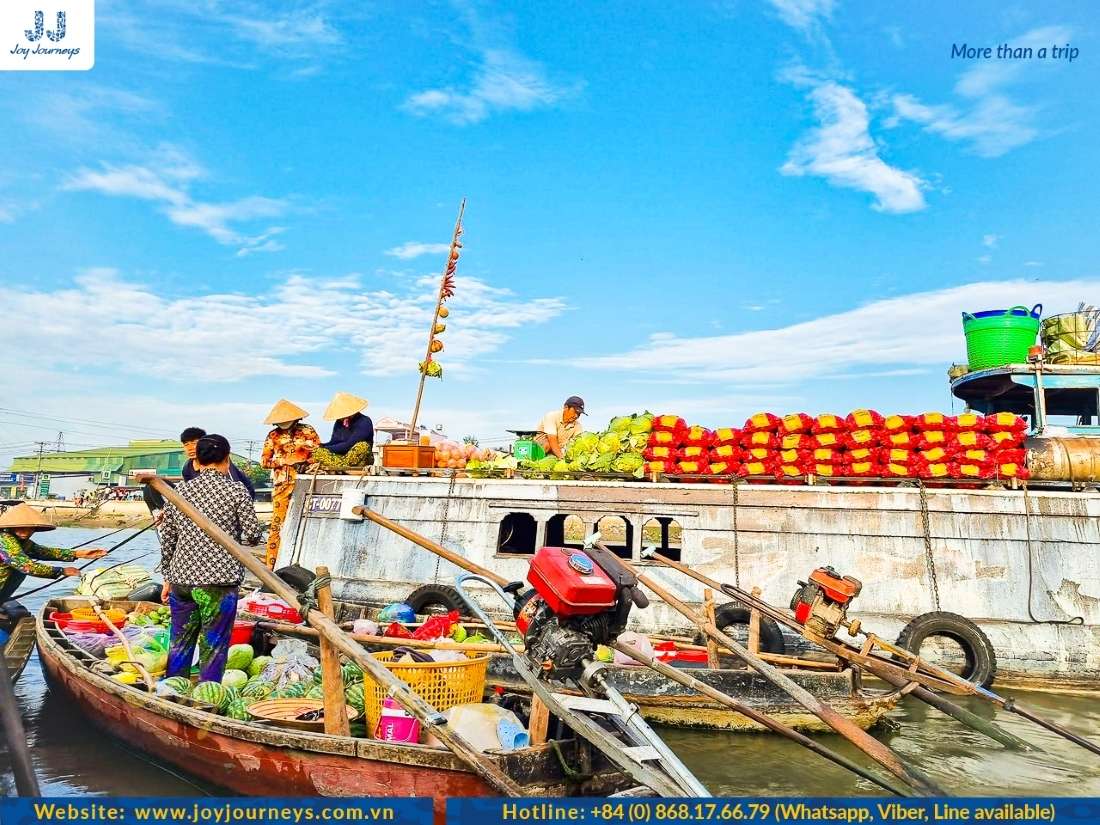 One of the interesting customs at the floating market is that people sell what they hang up on ‘cay beo'