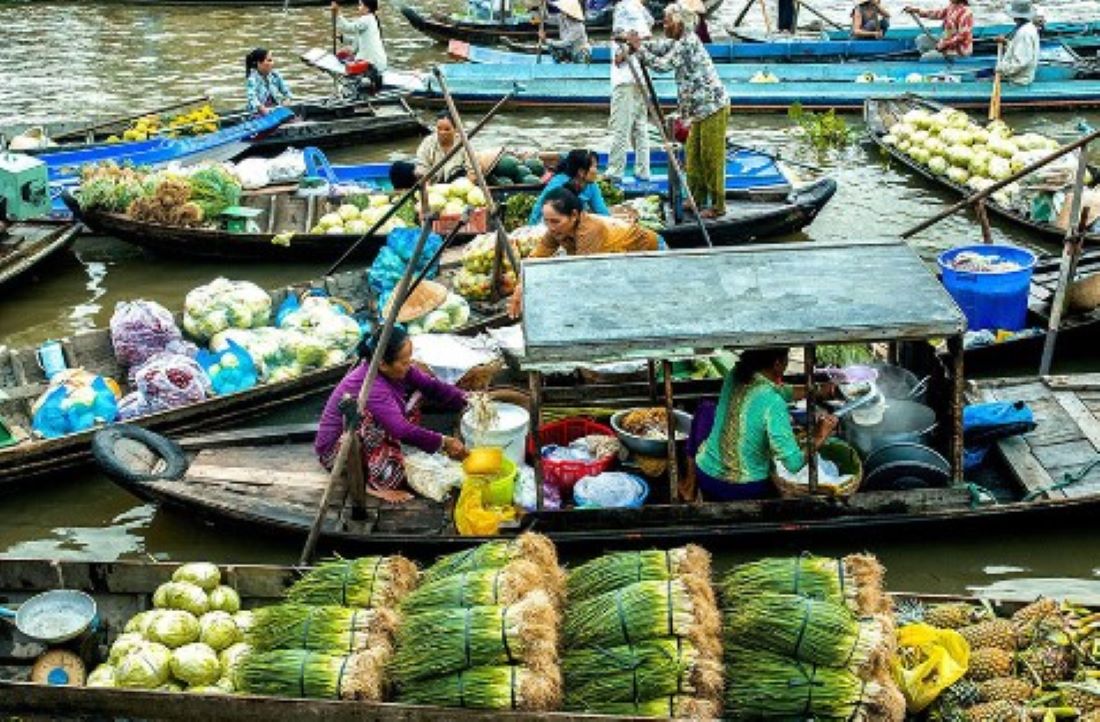 Tra On Floating Market is an unforgettable, authentic destination for tourists