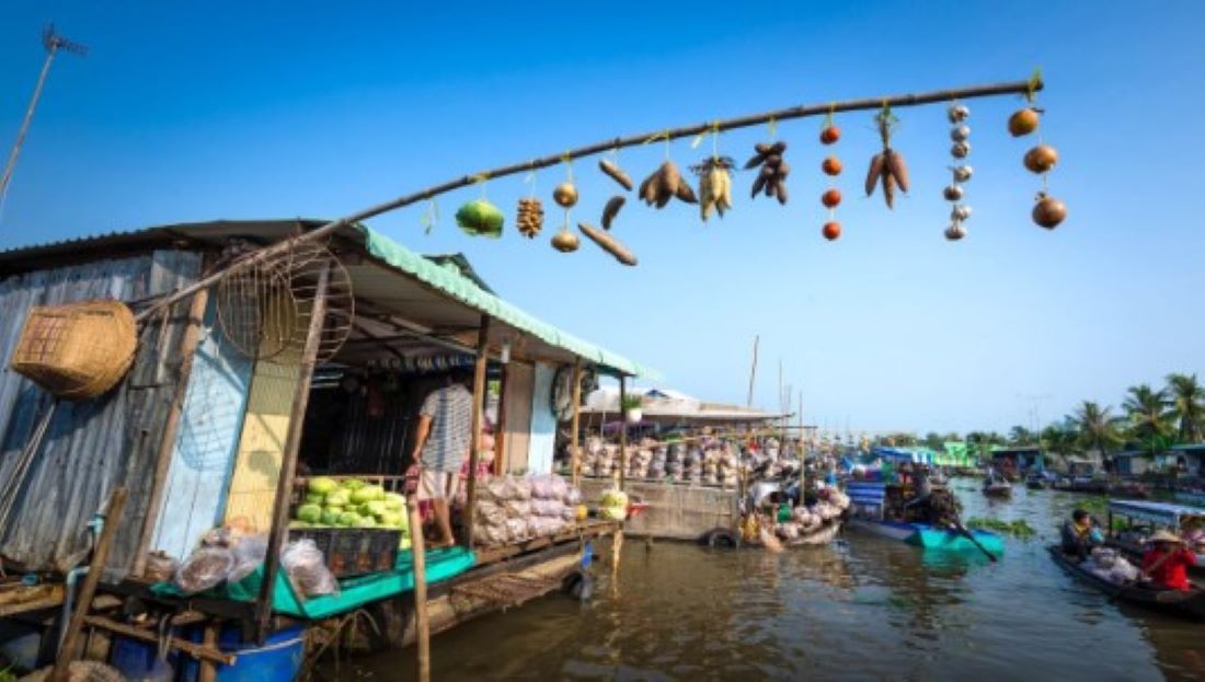 Vendors use “cay beo" to showcase their wares, making it easy for shoppers to browse the floating marketVendors use “cay beo" to showcase their wares, making it easy for shoppers to browse the floating market 