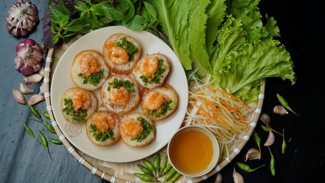 Crispy, golden ‘banh khot’ – a Southern Vietnam delight with shrimp, fresh veggies, and a sweet fish sauce dip